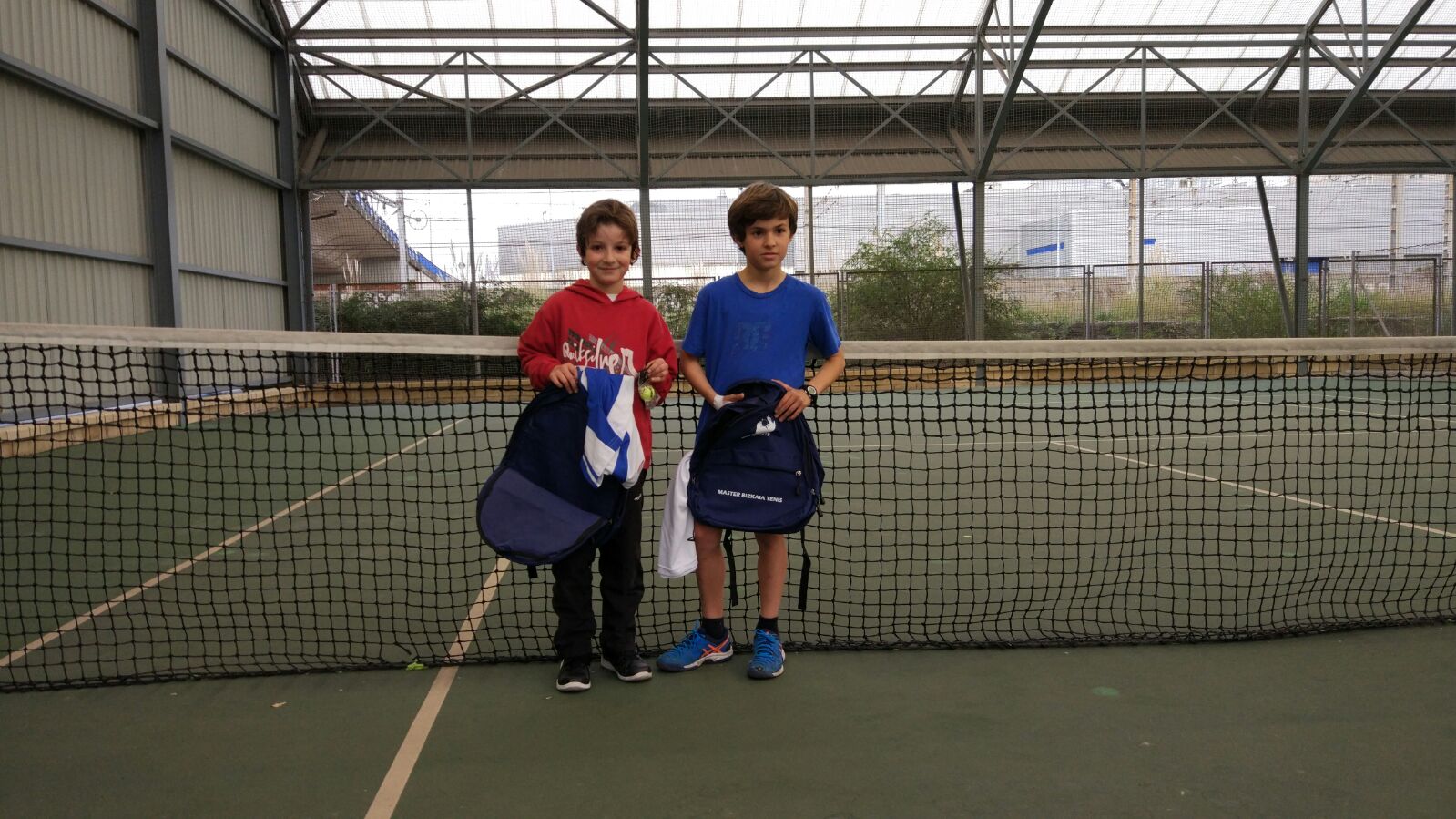 Ganadores niños benjamín del torneo de tenis