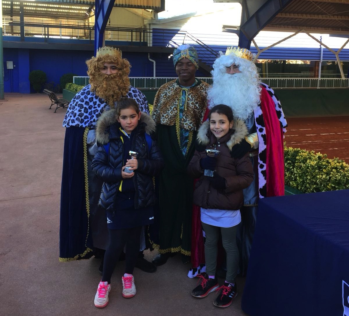 los reyes magos celebrando la navidad con jugadores y equipo de tenis. 