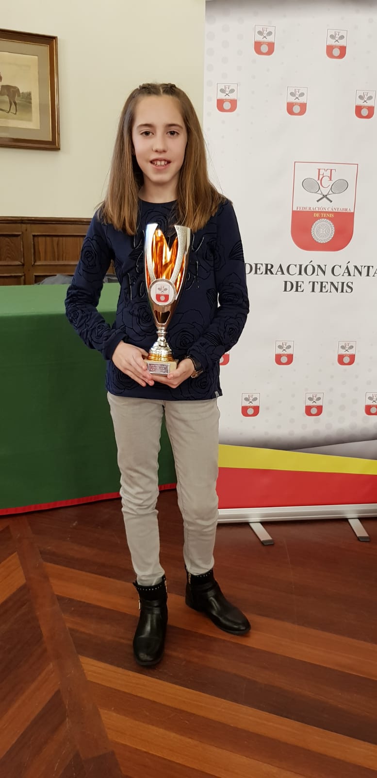 Uxúe Bernal recogió el trofeo de CAMPEONA SUB-10 FEMENINO en las instalaciones del Real Club de tenis de la magdalena en Santander
