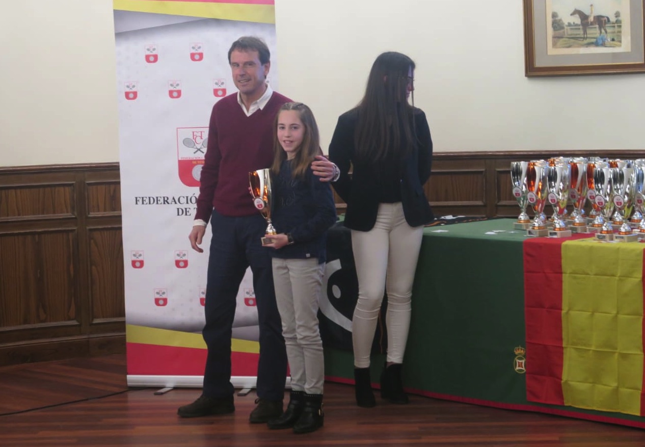 Uxúe Bernal recogió el trofeo de CAMPEONA SUB-10 FEMENINO